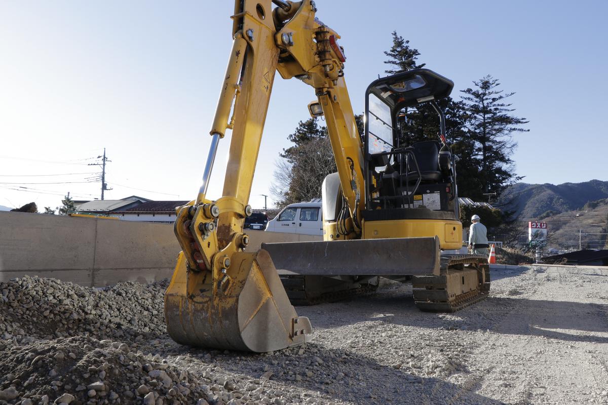 現場で作業する社員